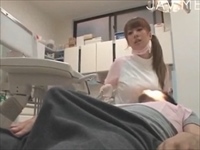 フェラチオ　巨乳な歯科助手さんが、勃起した患者さんのアレをしゃぶりだす