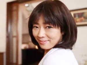【千春 熟女無料動画】90年代にキャンペーンガールをしていた元タレントで四十路熟女の小松千春