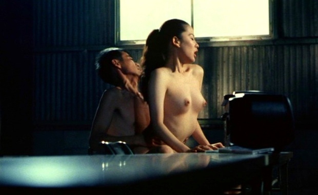 鈴木砂羽（女優）映画「愛の新世界」での乳首丸出しお宝ヌード濡れ場セックス映像