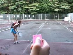 テニスコートの女子をナンパして露出フェラさせる - エロ動画 アダルト動画